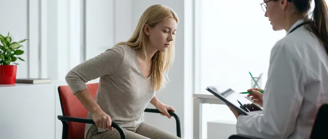 Person mit beginnender Ohnmacht stützt sich ab (Kreislaufkollaps)